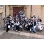 Orchestre de rue black and White Groupe de musiciens percussionniste thème noir et blanc