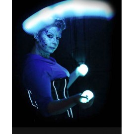 Spectacle de jonglerie Led Lyon - Jonglerie de lumière - Animation jonglage avec led et lumière -Elfique lumineux