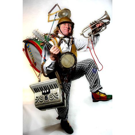 homme-orchestre-animation-musicale-de-rue-performance-musiciens-qui-joue-plusieurs-instruments-et-chants-perfomeur-insolite