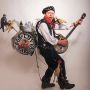 homme-orchestre-animation-musicale-de-rue-performance-musiciens-qui-joue-plusieurs-instruments-et-chants-perfomeur-insolite
