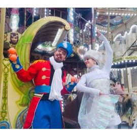 Animation de rue sur le thème de Noël - spectacle-animation-de-rue-lyon-noel-echassier-deguise-en-gavroche