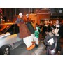 spectacle-animation-de-rue-lyon-noel-echassier-deguise-en-gavroche