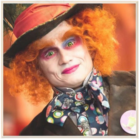 spectacle-alice-aux-pays-des-merveilles-pour-la rue-carnaval-chapelier fou-sosie-johnny-deep-deambulation-fantastique