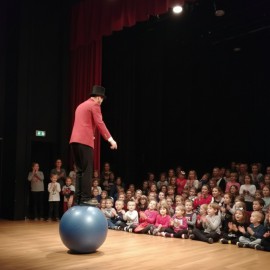 Spectacle pour enfants avec Artiste jongleur et équilibriste pour arbre de Noël à Lyon