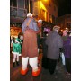 spectacle-sur-echasse-animation-de-rue-lyo-echassier-deguise-en-gavroche