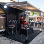 animation-rue-plein-air-originale-avec-camping-car-magicien-spectacle-de-rue