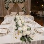 location-chemin-fleurs-artificiels-decoration-florale-arche-deco-mariage-lyon-guirlande-fausses-fleurs-blanches-feuillage-vert