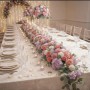 location-rangee-fleurs-artificielles-mariage-lyon-roses-fleurs-blanches-feuillage-vert-table-honneur-maries(1)