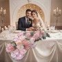 location-rangee-fleurs-artificielles-mariage-lyon-roses-fleurs-blanches-feuillage-vert-table-honneur-maries(1)