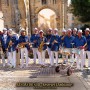 Banda à Lyon : orchestre de rue costumé en défilé