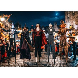 Parade d'échassiers Halloween à Lyon : squelette, sorcière, vampire, Jack Skellington et épouvantail citrouille