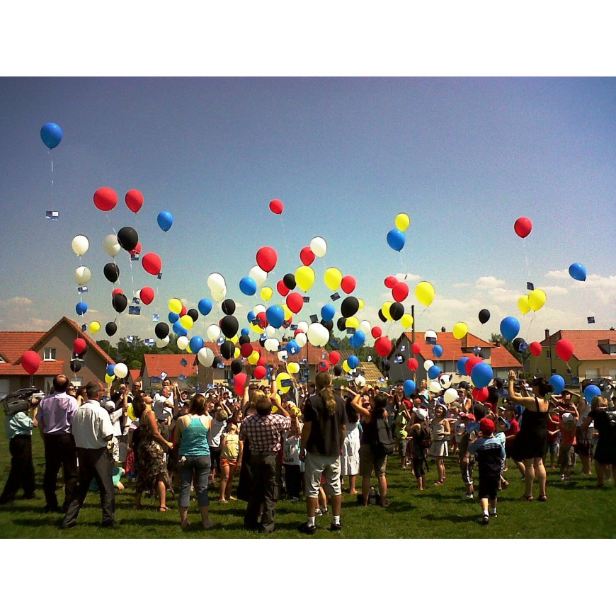 Ballons hélium éclairants dans les jardins d'un Casino