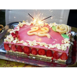 Apparition magique d'un gâteau d'anniversaire