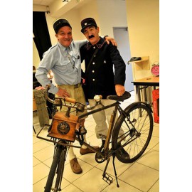 spectacle avec gendarme de Saint Tropez et Facteur des années 1970 - Animation humoristique avec faux gendarme et faux facteur e