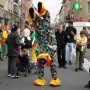 Animation Cirque - Clown Toufou marche la tete en bas - Clown acrobate Lyon - Clown qui fait le poirier et reste en équilibre su