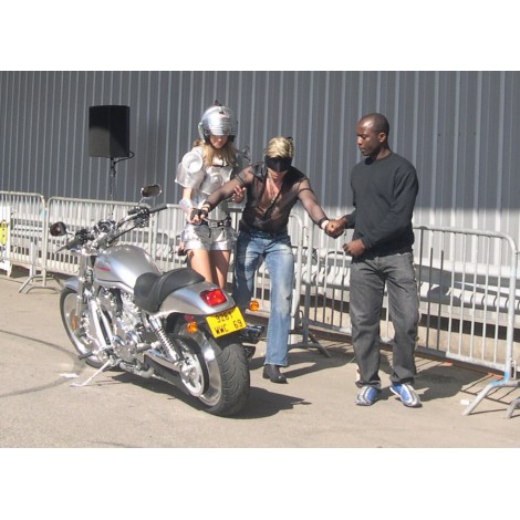 Conduire une moto les yeux bandés - Rino Baldi Magicien