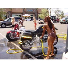 Sexy Bike wash Lyon - Gogo sexy moto - Lavage de moto avec jolie fille en bikinie