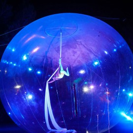 Acrobaties dans une bulle géante - Artiste de cirque dans une énorme bulle - Acrobate aerien