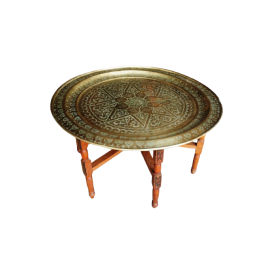 Table basse orientale avec plateau doré en cuivre