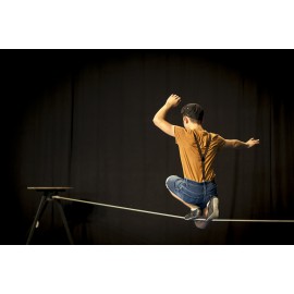 Funambule Lyon - spectacle aerien - acrobate sur corde - cirque