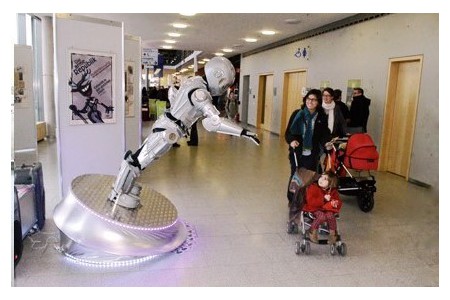Robots lumineux - Performer sur échasses à Lyon - Artistes de